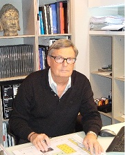 Seine et Marne: Alain Maillet, l'architecte, près du château